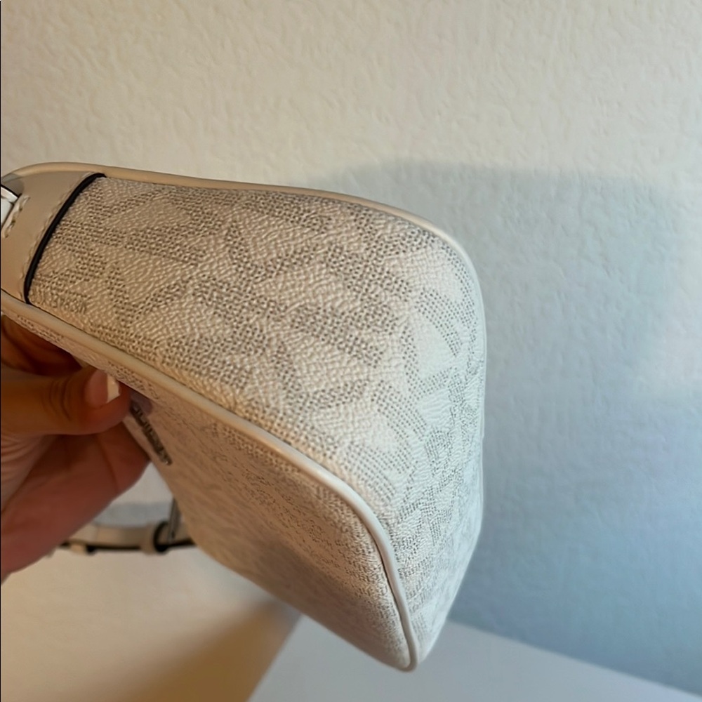 Michael Kors White Shoulder Bag - Picture 2 of 6
